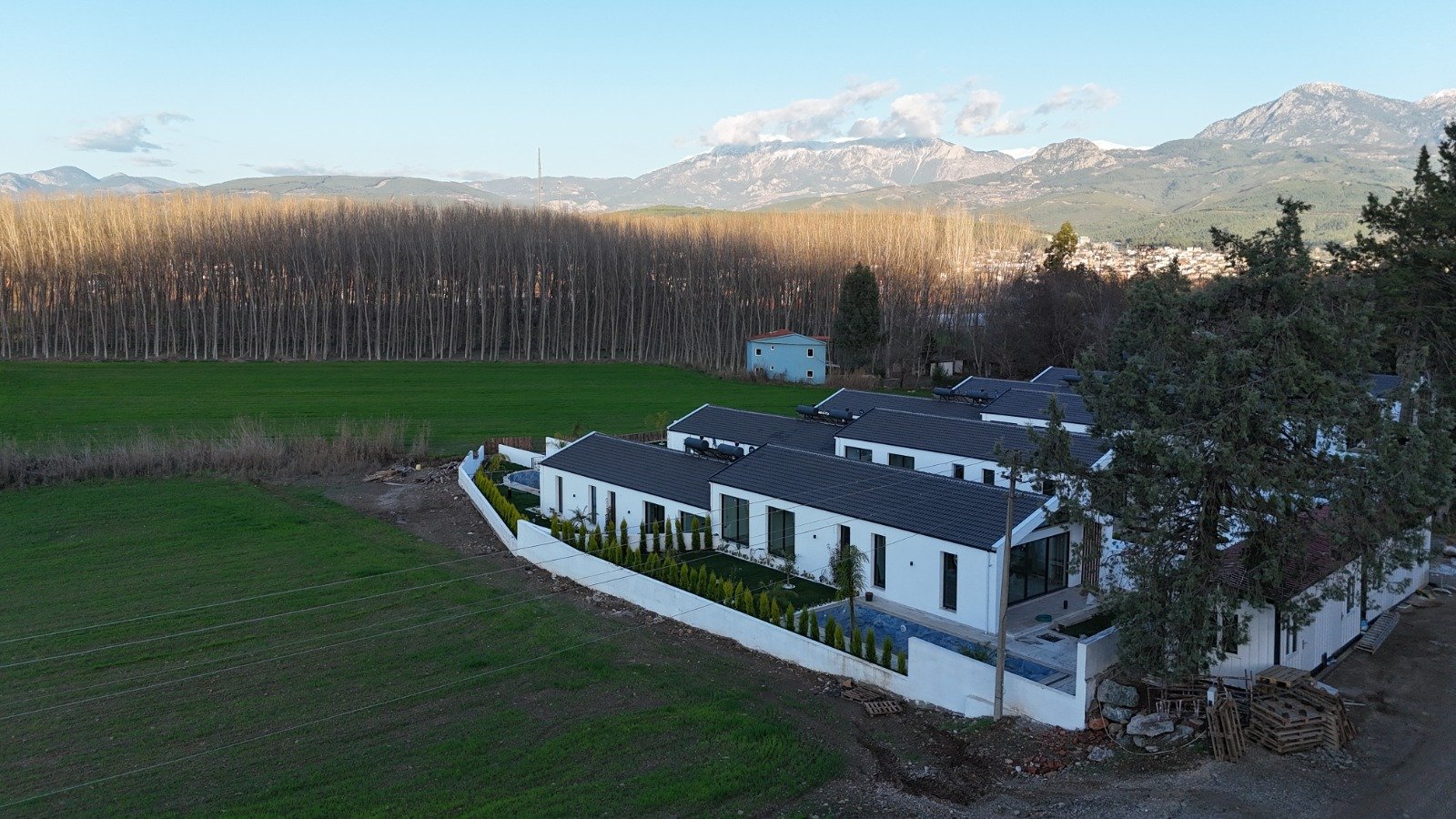 Seydikemer’de Müstakil Bahçeli- Havuzlu Şık Villa