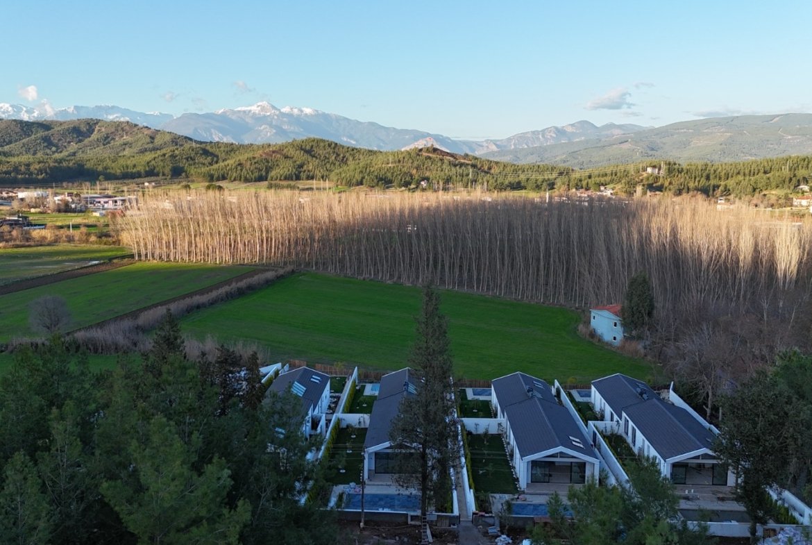 Seydikemer’de Müstakil Bahçeli- Havuzlu Şık Villa