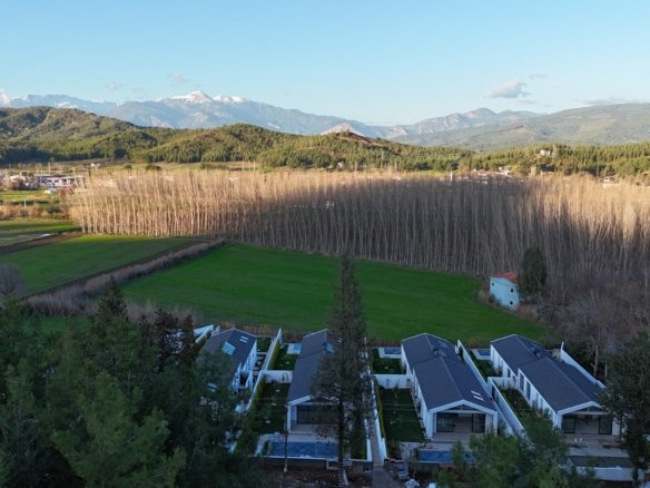 Seydikemer’de Müstakil Bahçeli- Havuzlu Şık Villa