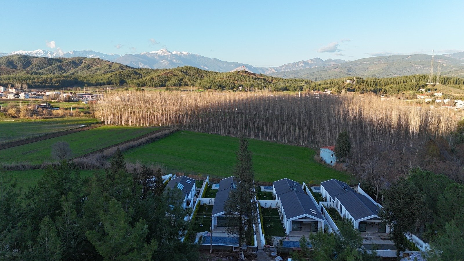 Seydikemer’de Müstakil Bahçeli- Havuzlu Şık Villa