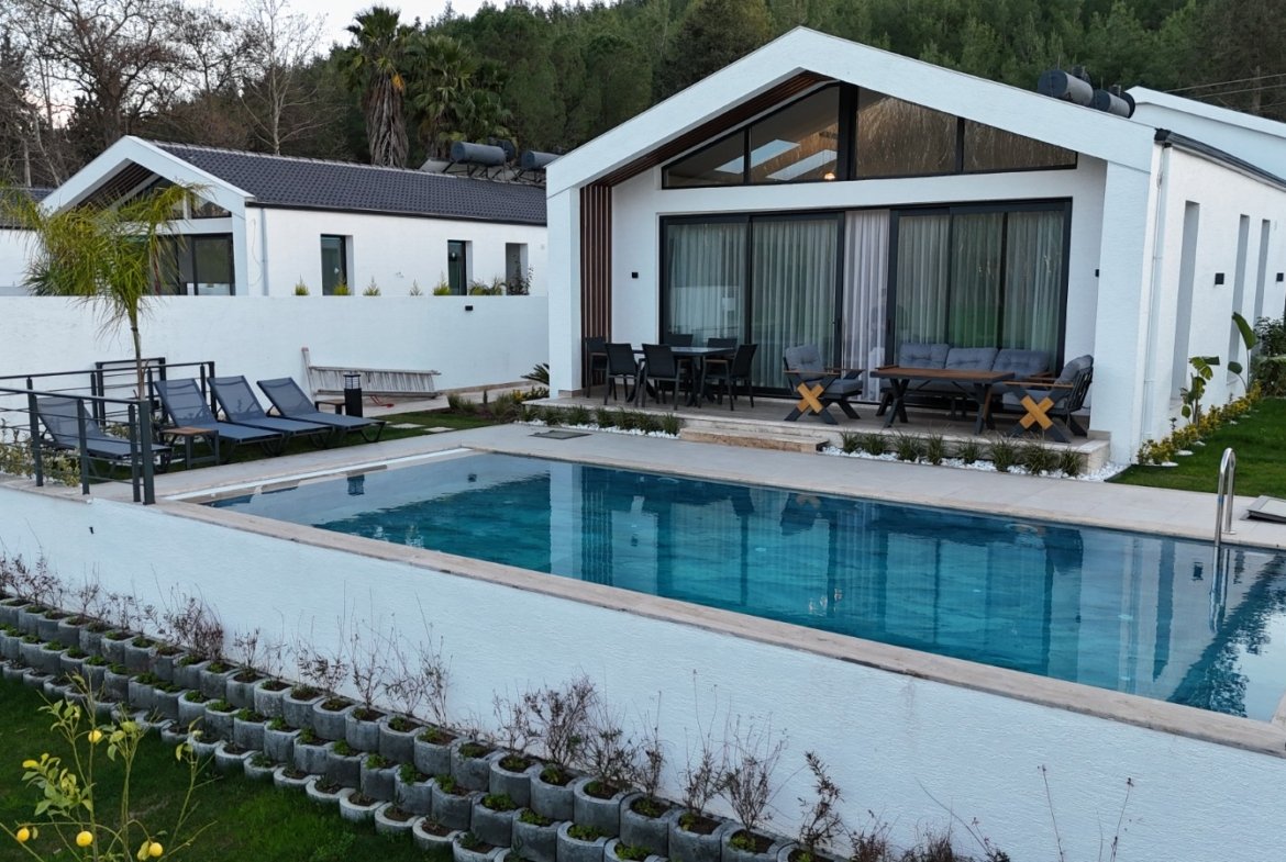 Seydikemer’de Müstakil Bahçeli- Havuzlu Şık Villa