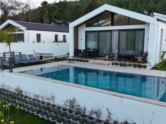 Seydikemer’de Müstakil Bahçeli- Havuzlu Şık Villa