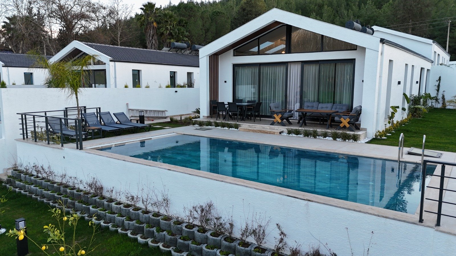Seydikemer’de Müstakil Bahçeli- Havuzlu Şık Villa