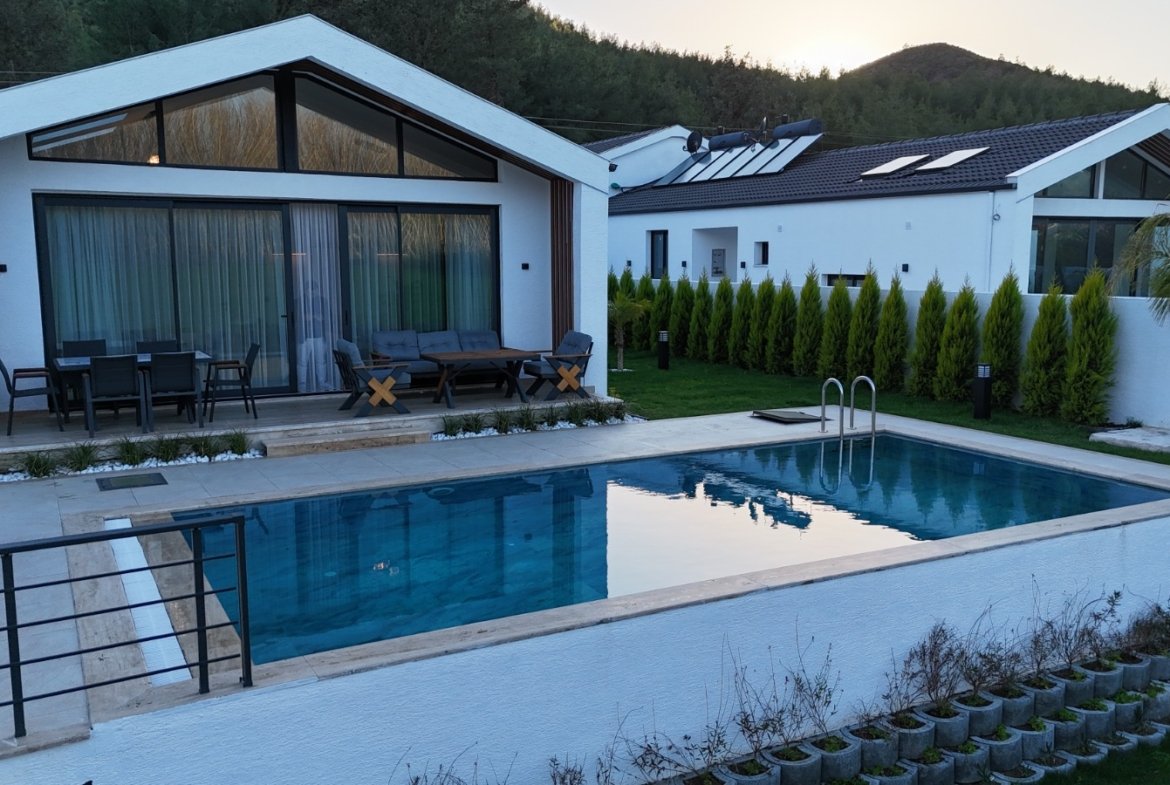 Seydikemer’de Müstakil Bahçeli- Havuzlu Şık Villa