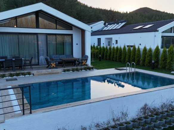 Seydikemer’de Müstakil Bahçeli- Havuzlu Şık Villa
