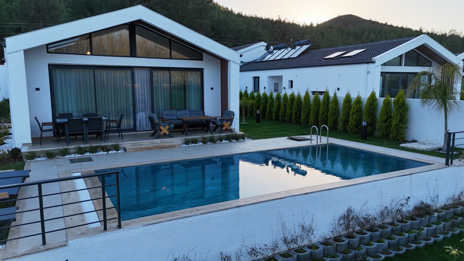 Seydikemer’de Müstakil Bahçeli- Havuzlu Şık Villa