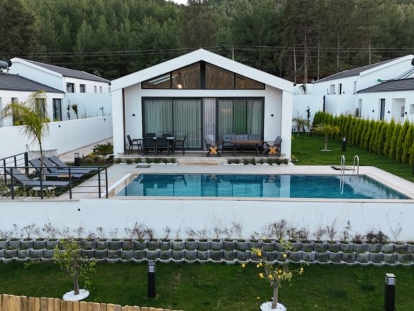 Seydikemer’de Müstakil Bahçeli- Havuzlu Şık Villa