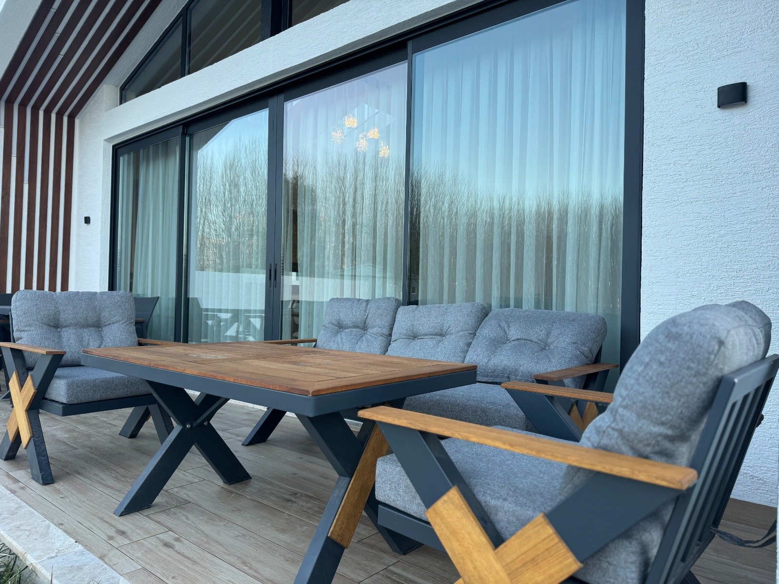 Seydikemer’de Müstakil Bahçeli- Havuzlu Şık Villa