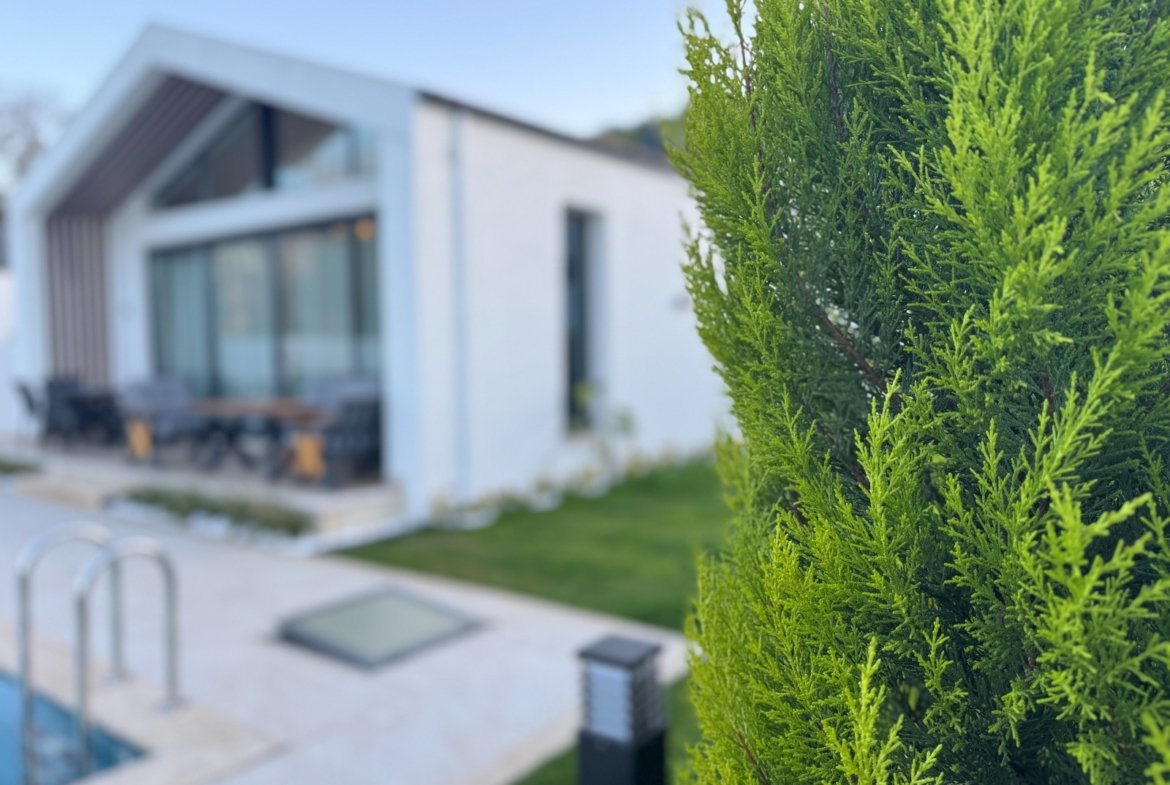 Seydikemer’de Müstakil Bahçeli- Havuzlu Şık Villa