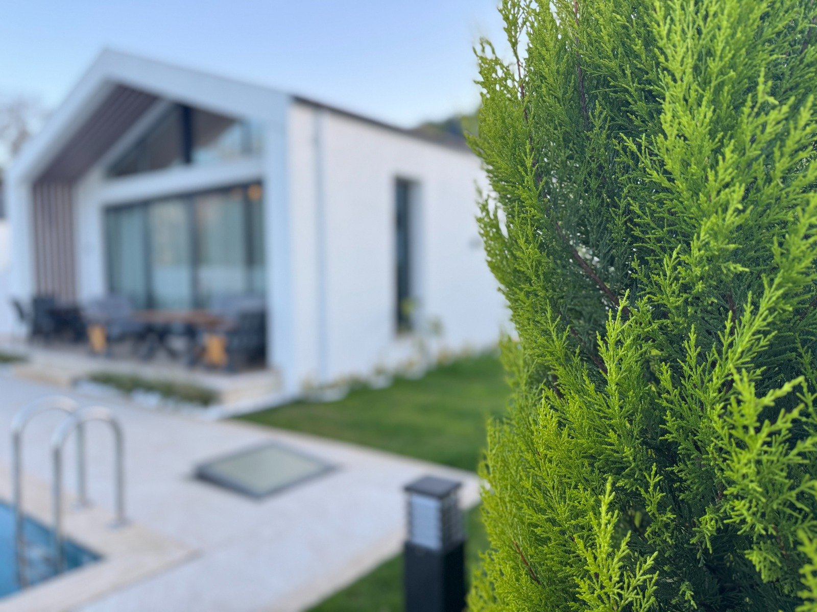 Seydikemer’de Müstakil Bahçeli- Havuzlu Şık Villa