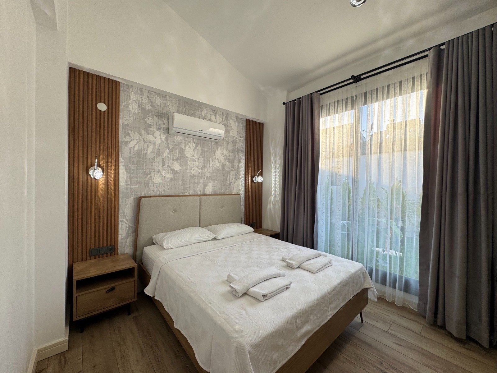Seydikemer’de Müstakil Bahçeli- Havuzlu Şık Villa