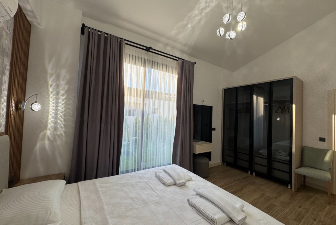 Seydikemer’de Müstakil Bahçeli- Havuzlu Şık Villa