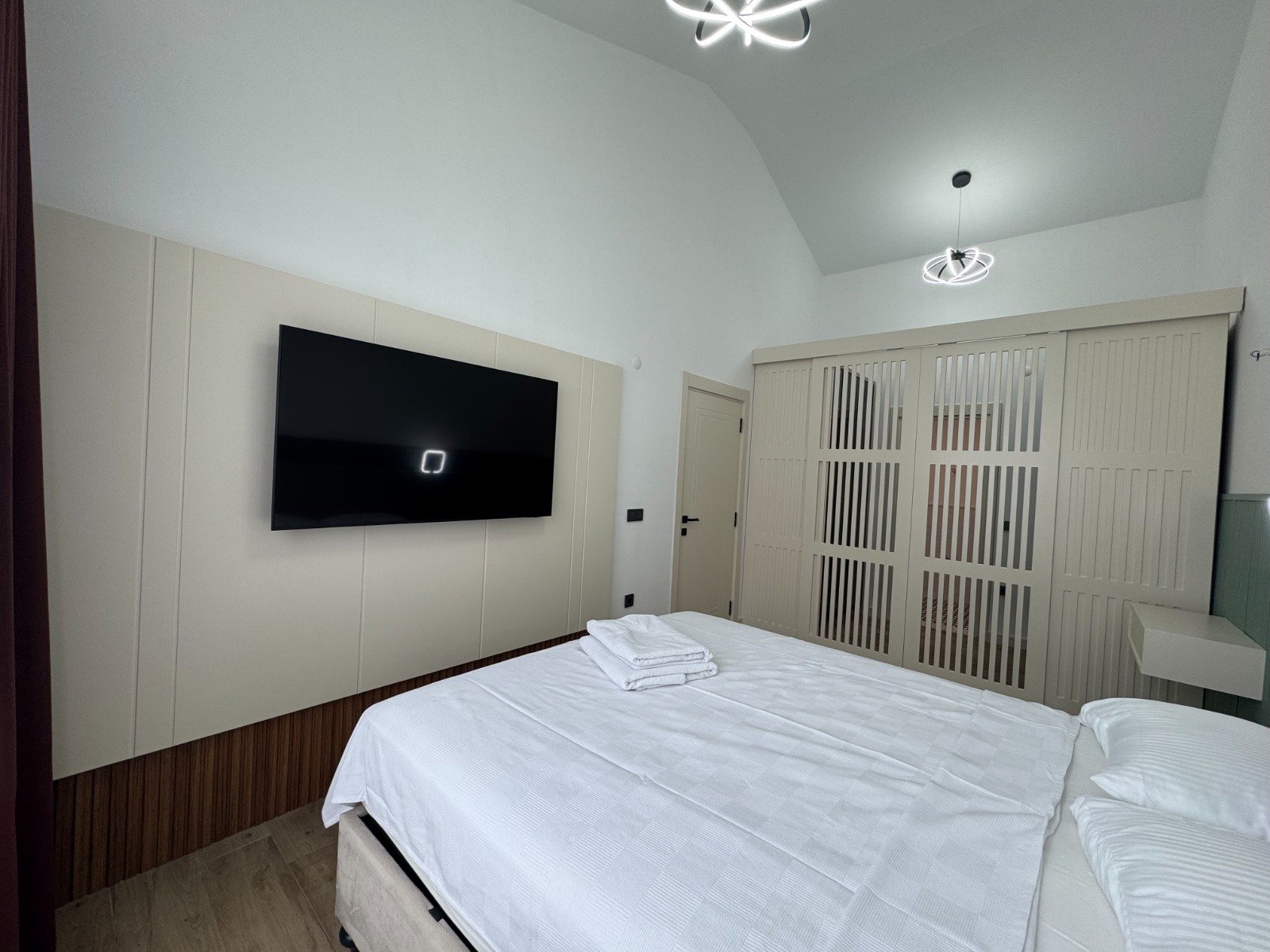 Seydikemer’de Müstakil Bahçeli- Havuzlu Şık Villa