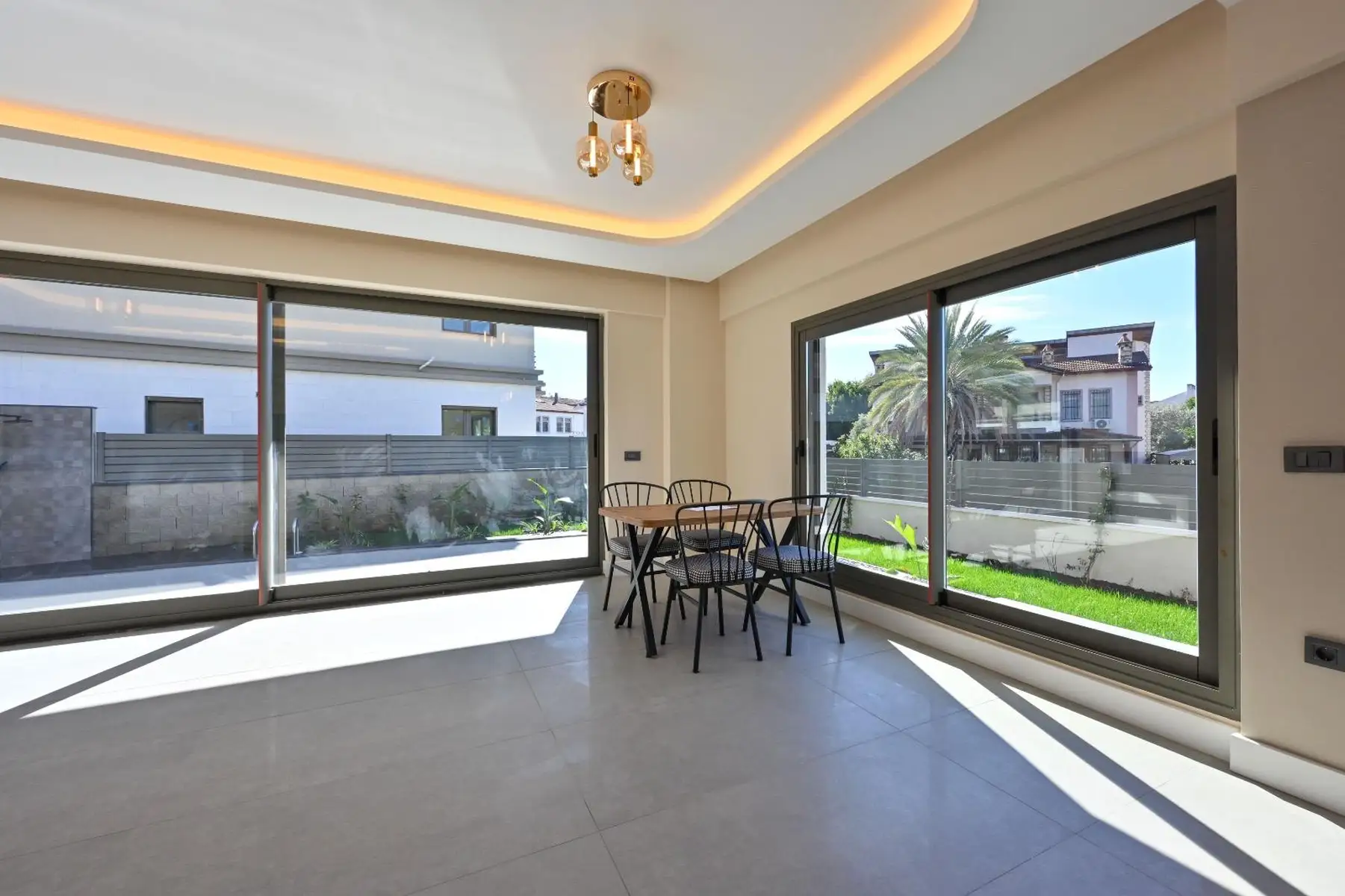 Müstakil Havuzlu ve Yerden Isıtmalı, 5 Yatak Odalı Lüks Müstakil Villa