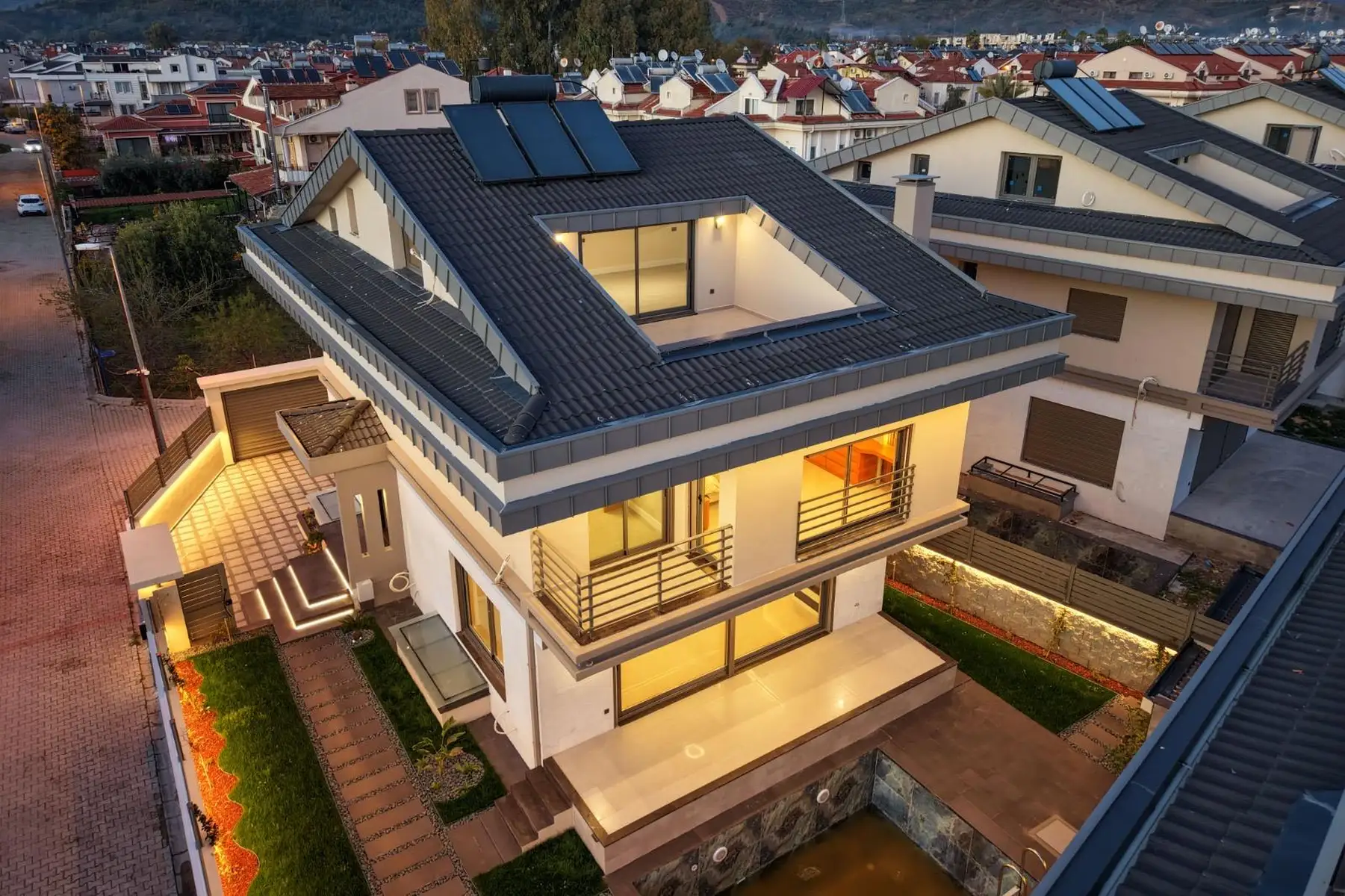 Müstakil Havuzlu ve Yerden Isıtmalı, 5 Yatak Odalı Lüks Müstakil Villa