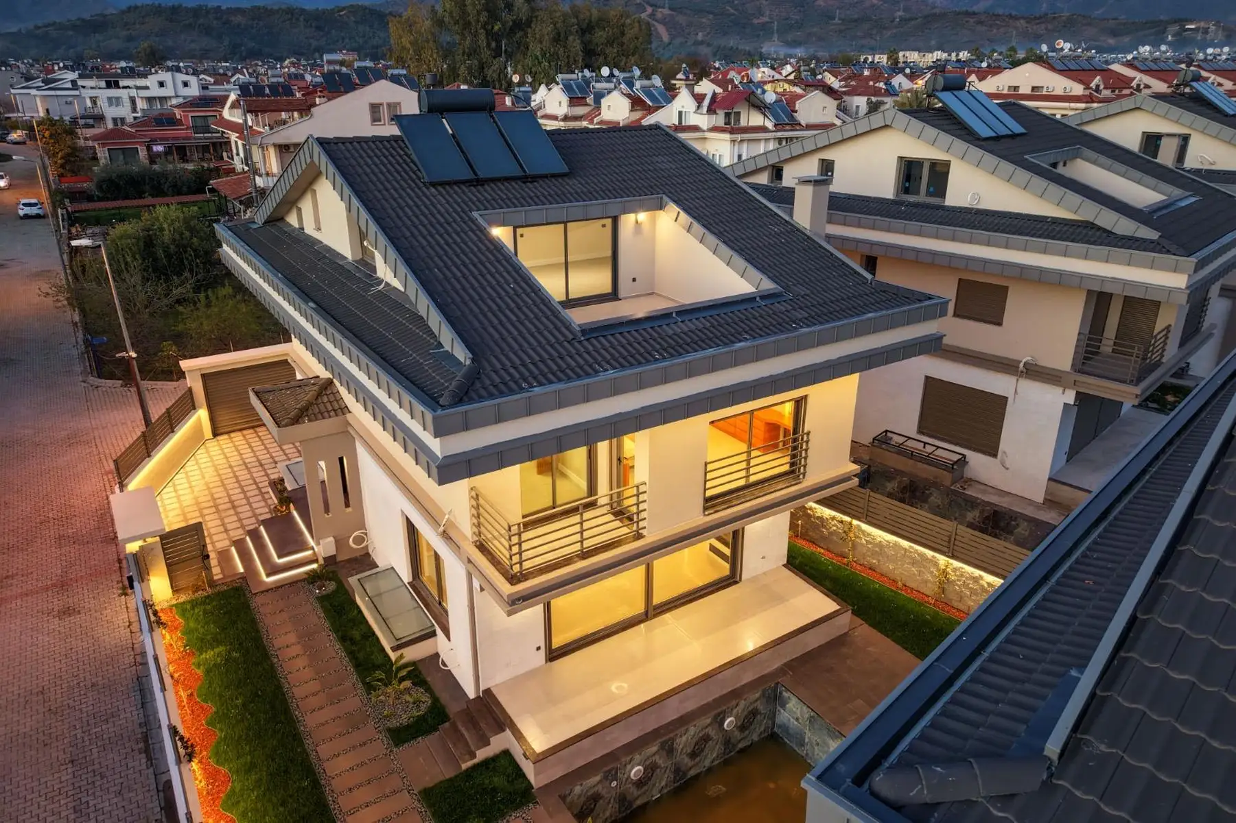Müstakil Havuzlu ve Yerden Isıtmalı, 5 Yatak Odalı Lüks Müstakil Villa