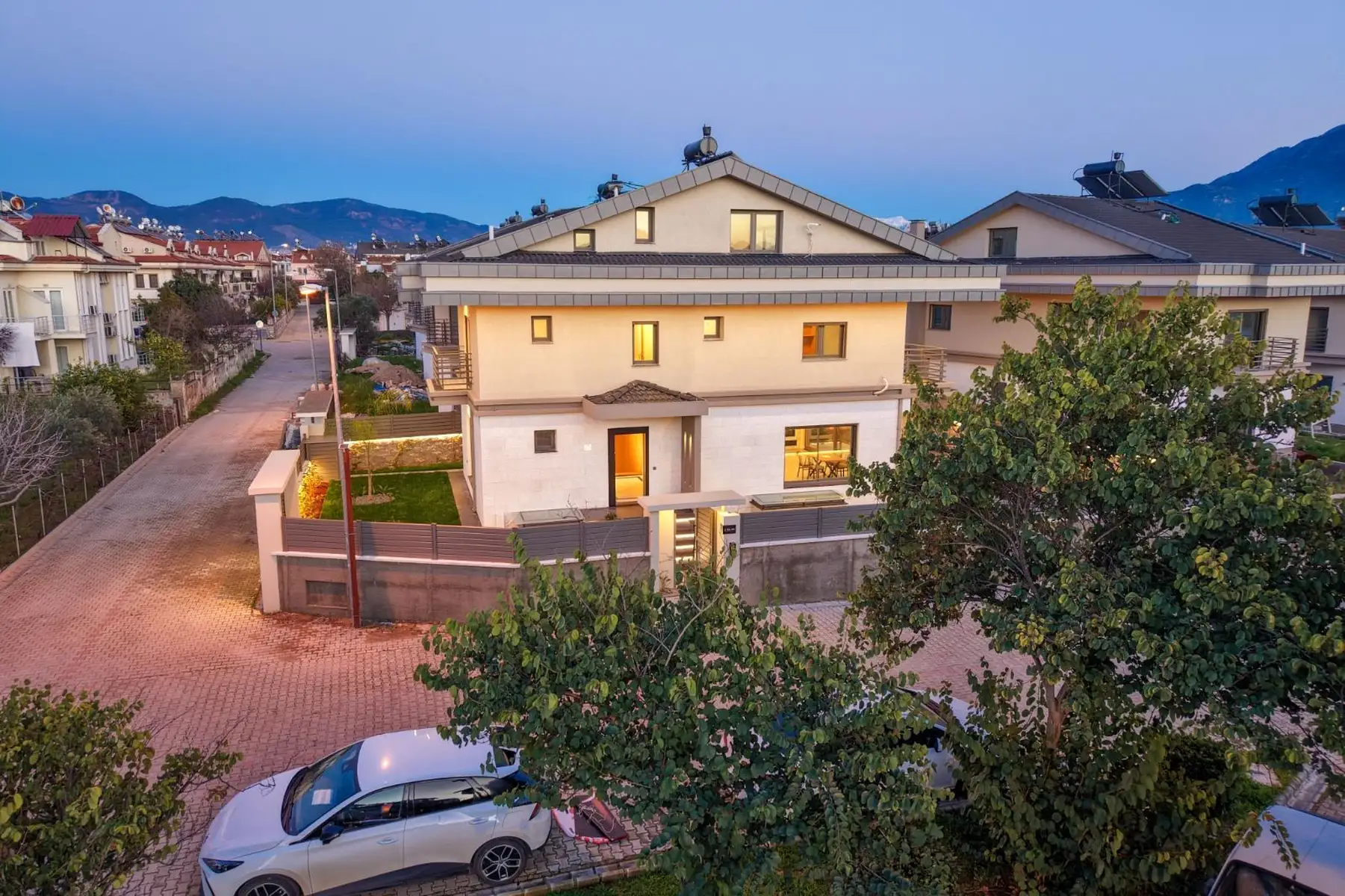 Müstakil Havuzlu ve Yerden Isıtmalı, 5 Yatak Odalı Lüks Müstakil Villa
