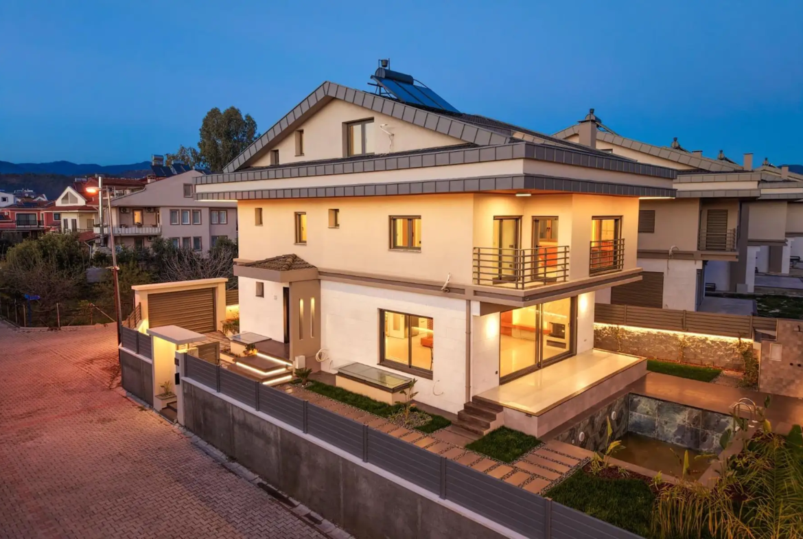 Müstakil Havuzlu ve Yerden Isıtmalı, 5 Yatak Odalı Lüks Müstakil Villa