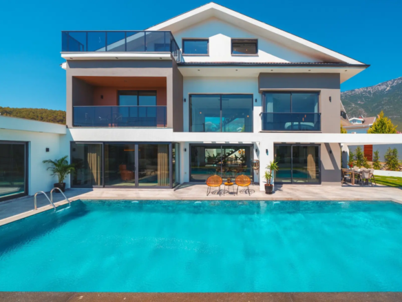 Ölüdeniz Ovacık’ta 737 m² Arsa İçinde, Kapalı Isıtmalı Havuzlu, Saunalı ve Jakuzili 4+1 Ultra Lüks Müstakil Villa