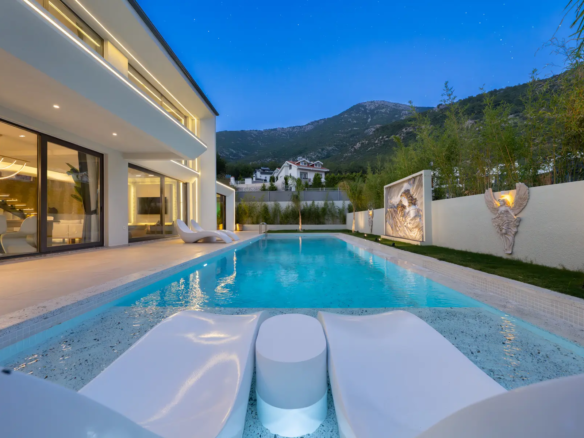 Ölüdeniz Ovacık’ta 645 m² Arsa İçinde, Yerden Isıtmalı, Müştemilatlı 5+1 Ultra Lüks Villa