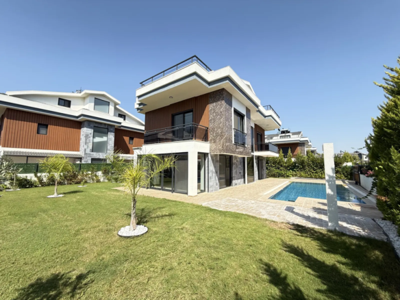 Fethiye Çalış’ta Plaja Sadece 200 Metre Mesafede, 550 m² Arsa İçinde Ultra Lüks Müstakil Villa