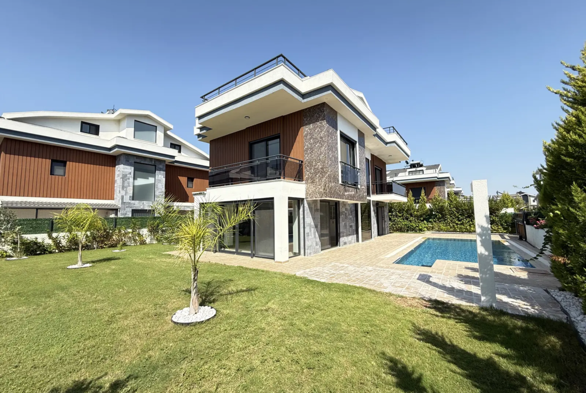 Fethiye Çalış’ta Plaja Sadece 200 Metre Mesafede, 550 m² Arsa İçinde Ultra Lüks Müstakil Villa