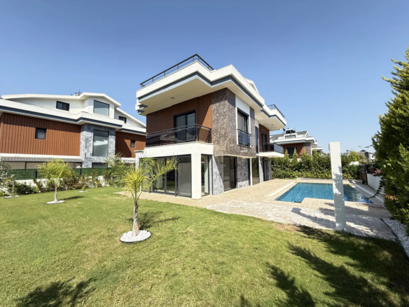 Fethiye Çalış’ta Plaja Sadece 200 Metre Mesafede, 550 m² Arsa İçinde Ultra Lüks Müstakil Villa