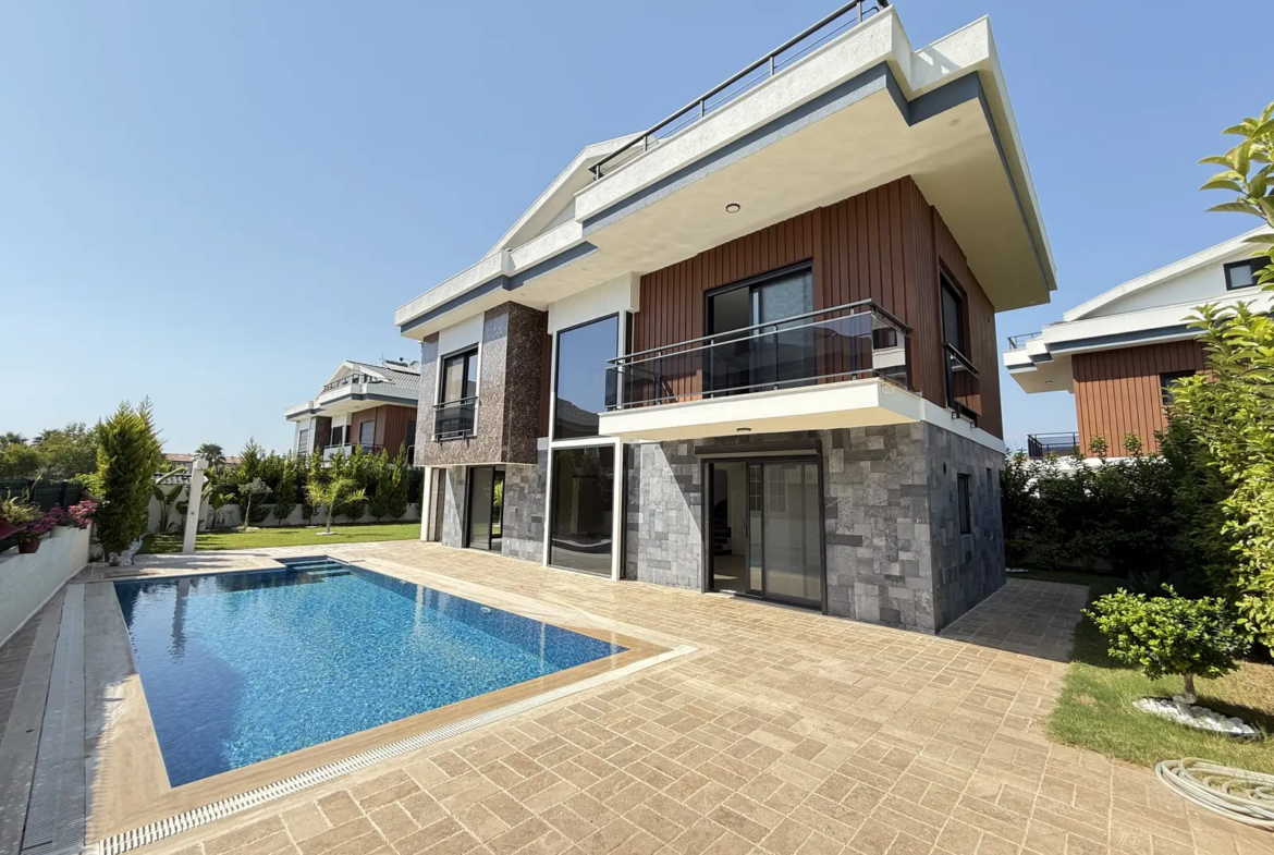 Fethiye Çalış’ta Plaja Sadece 200 Metre Mesafede, 550 m² Arsa İçinde Ultra Lüks Müstakil Villa