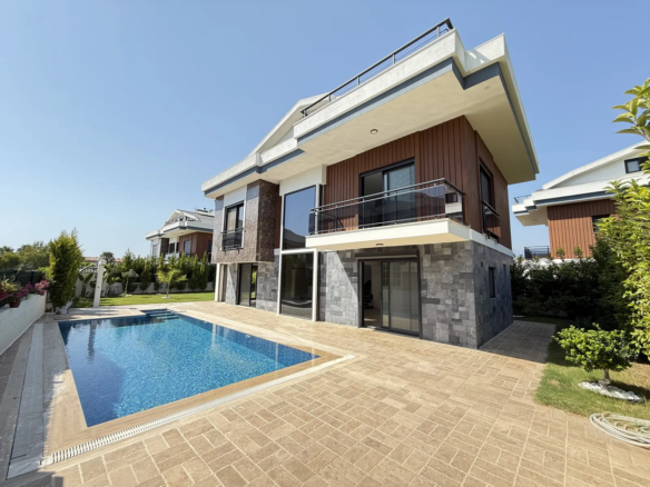 Fethiye Çalış’ta Plaja Sadece 200 Metre Mesafede, 550 m² Arsa İçinde Ultra Lüks Müstakil Villa
