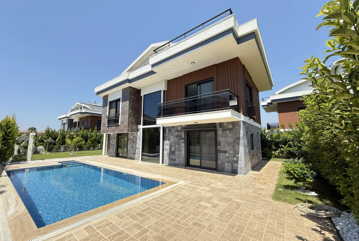 Fethiye Çalış’ta Plaja Sadece 200 Metre Mesafede, 550 m² Arsa İçinde Ultra Lüks Müstakil Villa
