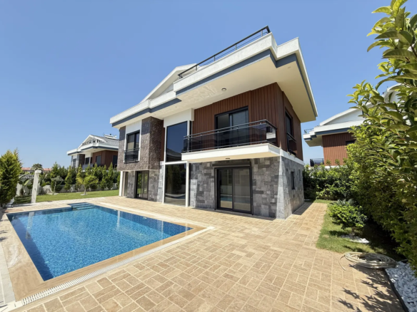 Fethiye Çalış’ta Plaja Sadece 200 Metre Mesafede, 550 m² Arsa İçinde Ultra Lüks Müstakil Villa