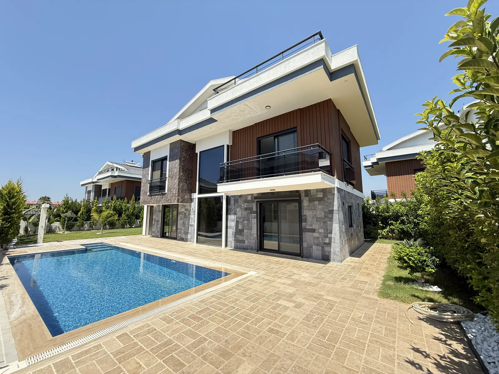 Fethiye Çalış’ta Plaja Sadece 200 Metre Mesafede, 550 m² Arsa İçinde Ultra Lüks Müstakil Villa