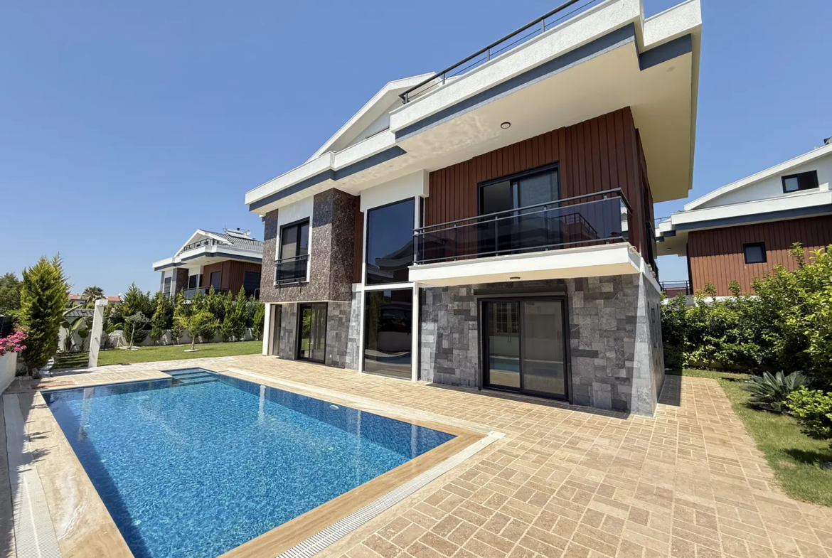 Fethiye Çalış’ta Plaja Sadece 200 Metre Mesafede, 550 m² Arsa İçinde Ultra Lüks Müstakil Villa