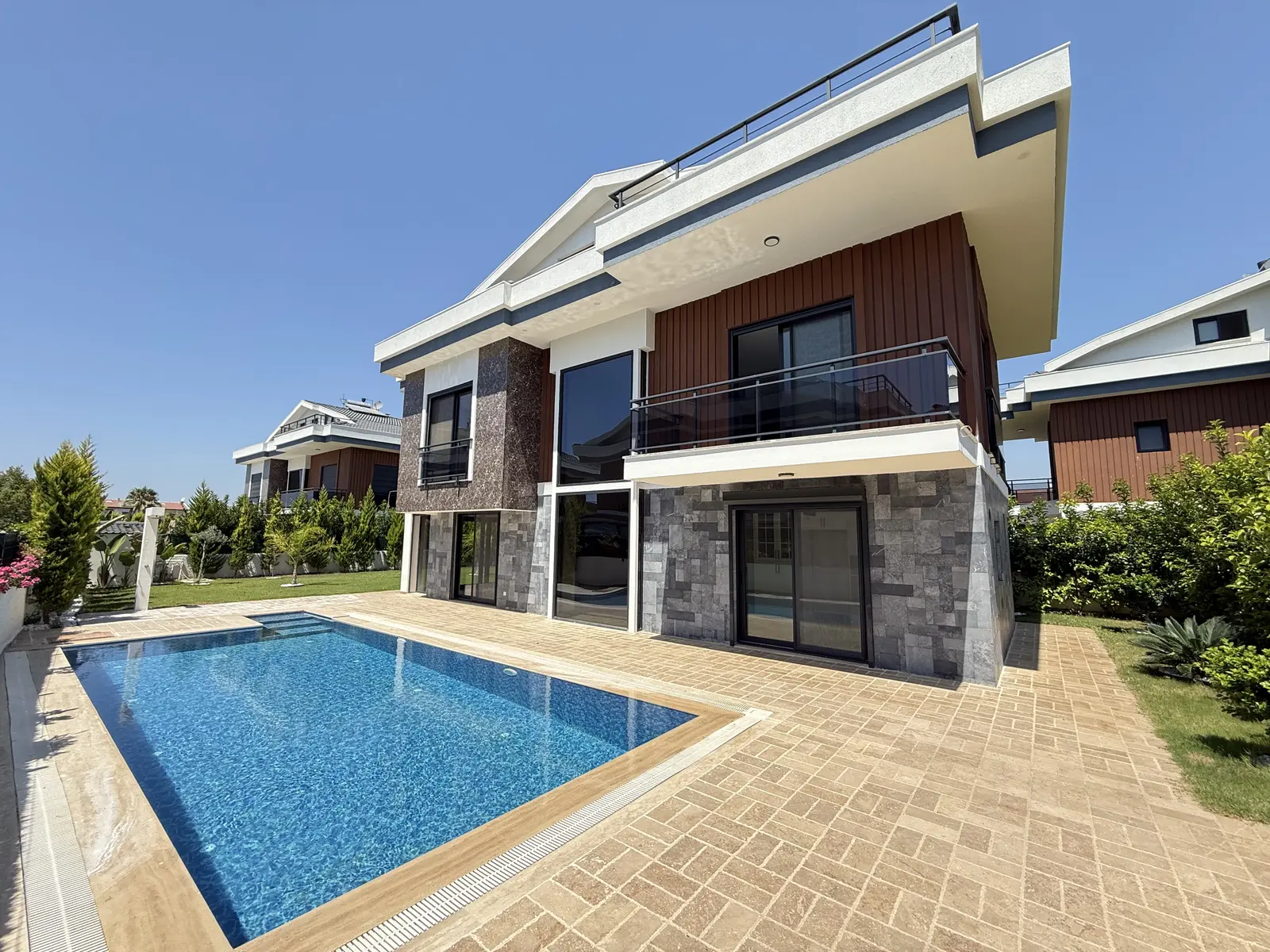 Fethiye Çalış’ta Plaja Sadece 200 Metre Mesafede, 550 m² Arsa İçinde Ultra Lüks Müstakil Villa