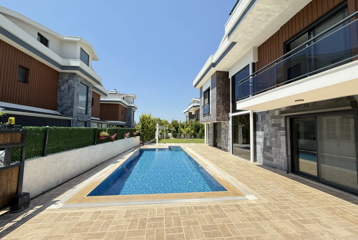 Fethiye Çalış’ta Plaja Sadece 200 Metre Mesafede, 550 m² Arsa İçinde Ultra Lüks Müstakil Villa