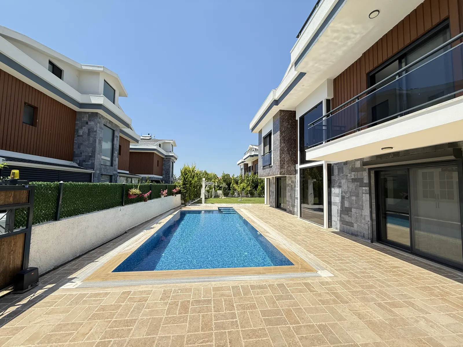 Fethiye Çalış’ta Plaja Sadece 200 Metre Mesafede, 550 m² Arsa İçinde Ultra Lüks Müstakil Villa