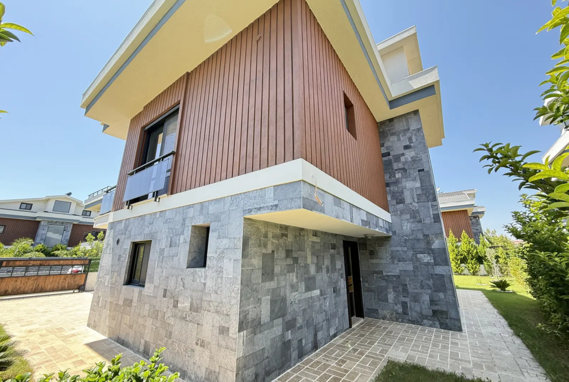 Fethiye Çalış’ta Plaja Sadece 200 Metre Mesafede, 550 m² Arsa İçinde Ultra Lüks Müstakil Villa