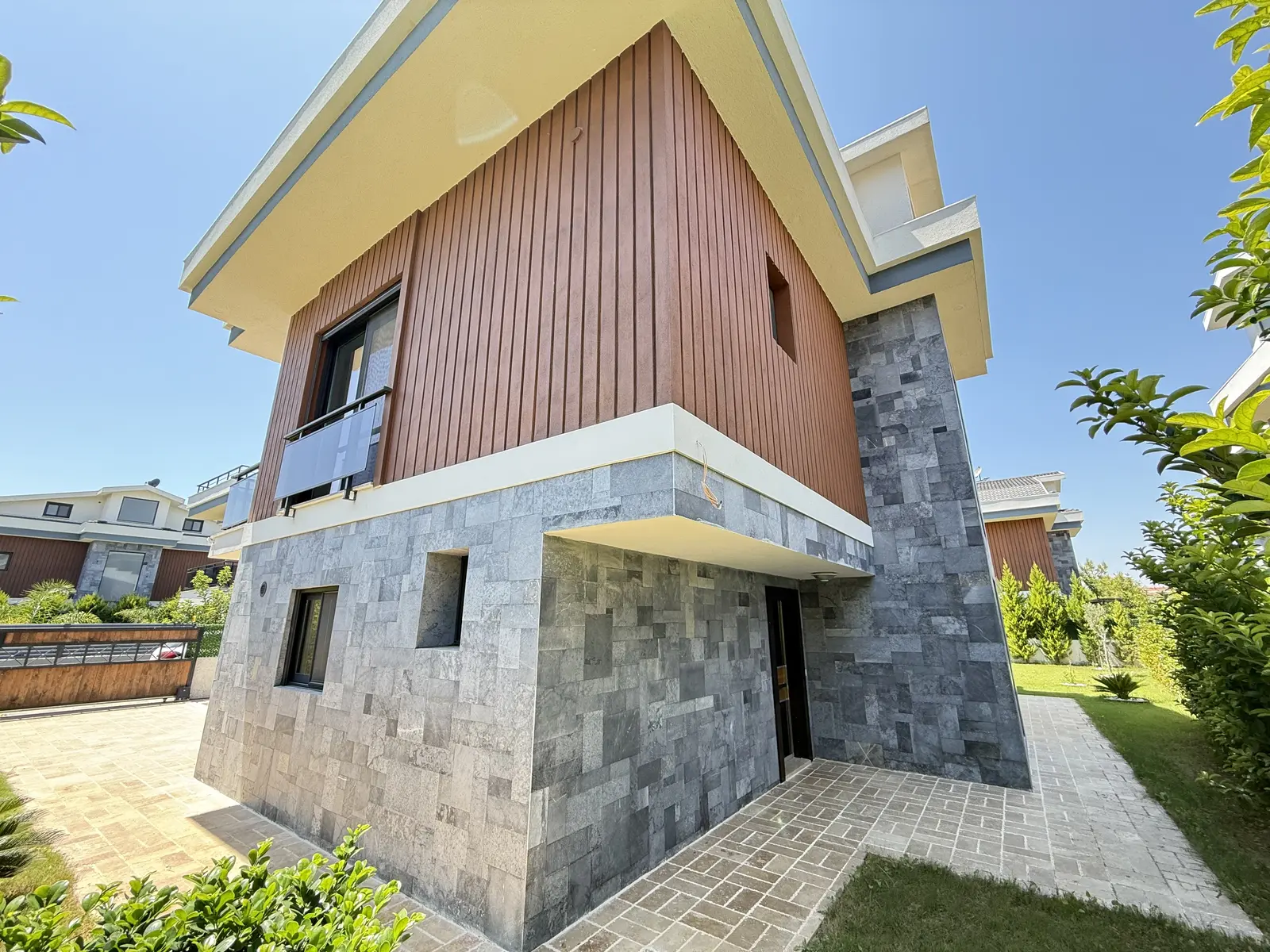Fethiye Çalış’ta Plaja Sadece 200 Metre Mesafede, 550 m² Arsa İçinde Ultra Lüks Müstakil Villa