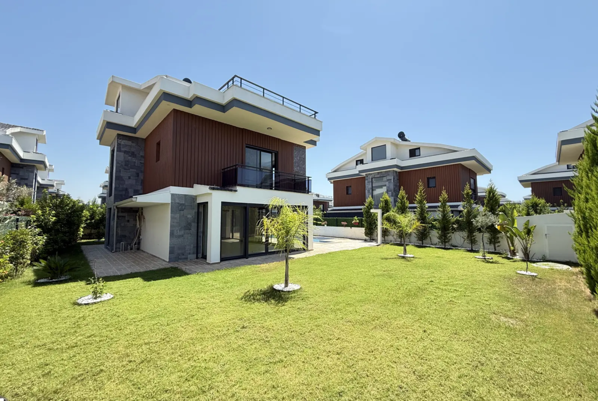 Fethiye Çalış’ta Plaja Sadece 200 Metre Mesafede, 550 m² Arsa İçinde Ultra Lüks Müstakil Villa