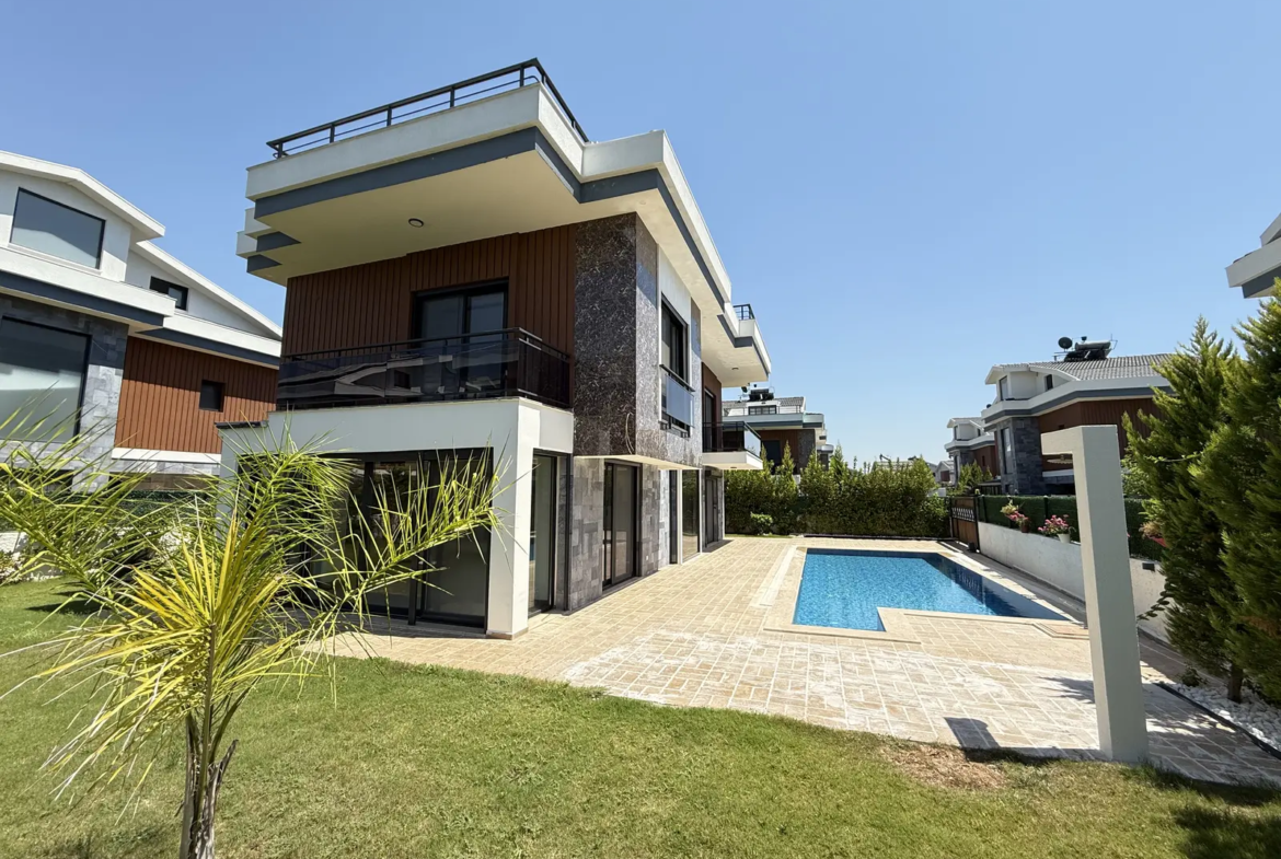 Fethiye Çalış’ta Plaja Sadece 200 Metre Mesafede, 550 m² Arsa İçinde Ultra Lüks Müstakil Villa