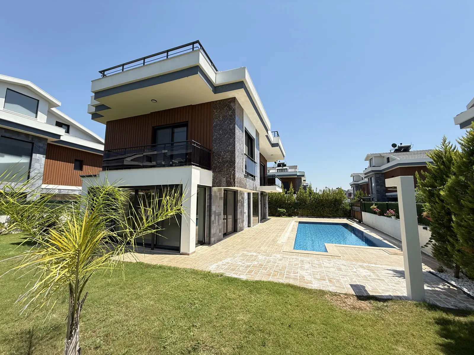 Fethiye Çalış’ta Plaja Sadece 200 Metre Mesafede, 550 m² Arsa İçinde Ultra Lüks Müstakil Villa