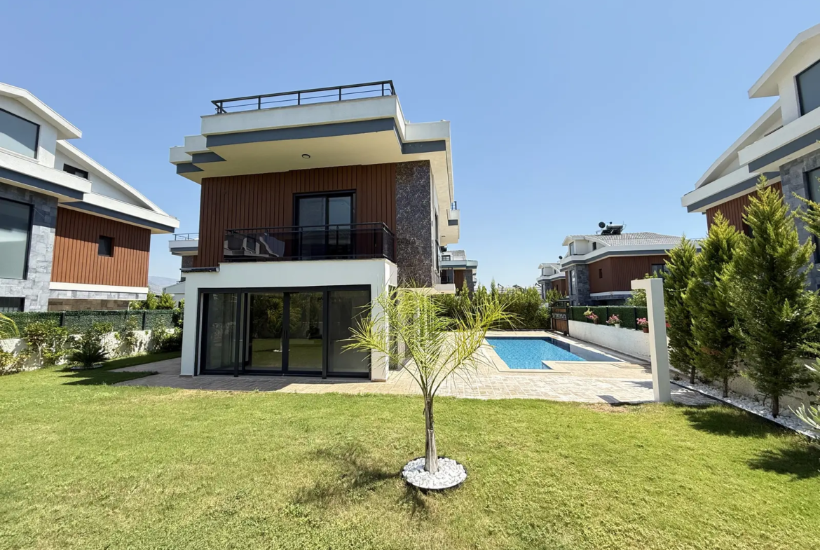 Fethiye Çalış’ta Plaja Sadece 200 Metre Mesafede, 550 m² Arsa İçinde Ultra Lüks Müstakil Villa