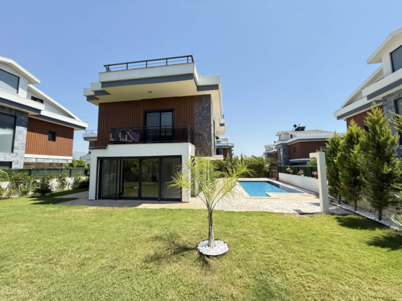 Fethiye Çalış’ta Plaja Sadece 200 Metre Mesafede, 550 m² Arsa İçinde Ultra Lüks Müstakil Villa
