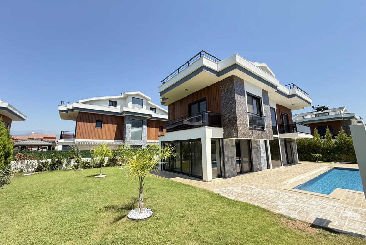 Fethiye Çalış’ta Plaja Sadece 200 Metre Mesafede, 550 m² Arsa İçinde Ultra Lüks Müstakil Villa