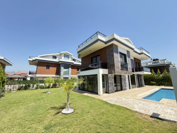 Fethiye Çalış’ta Plaja Sadece 200 Metre Mesafede, 550 m² Arsa İçinde Ultra Lüks Müstakil Villa