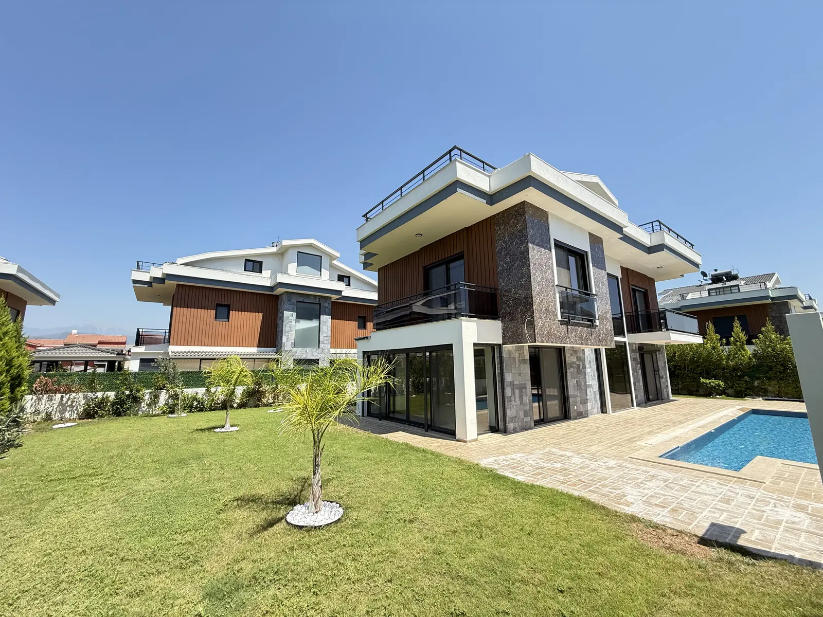 Fethiye Çalış’ta Plaja Sadece 200 Metre Mesafede, 550 m² Arsa İçinde Ultra Lüks Müstakil Villa