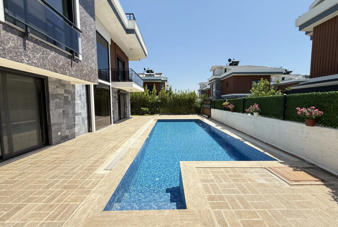 Fethiye Çalış’ta Plaja Sadece 200 Metre Mesafede, 550 m² Arsa İçinde Ultra Lüks Müstakil Villa