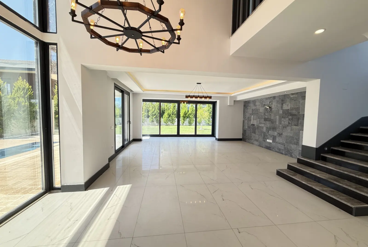 Fethiye Çalış’ta Plaja Sadece 200 Metre Mesafede, 550 m² Arsa İçinde Ultra Lüks Müstakil Villa