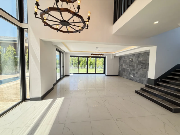 Fethiye Çalış’ta Plaja Sadece 200 Metre Mesafede, 550 m² Arsa İçinde Ultra Lüks Müstakil Villa