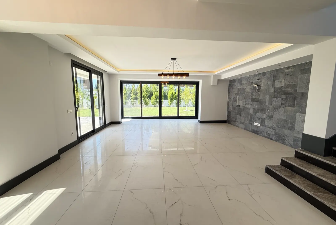 Fethiye Çalış’ta Plaja Sadece 200 Metre Mesafede, 550 m² Arsa İçinde Ultra Lüks Müstakil Villa
